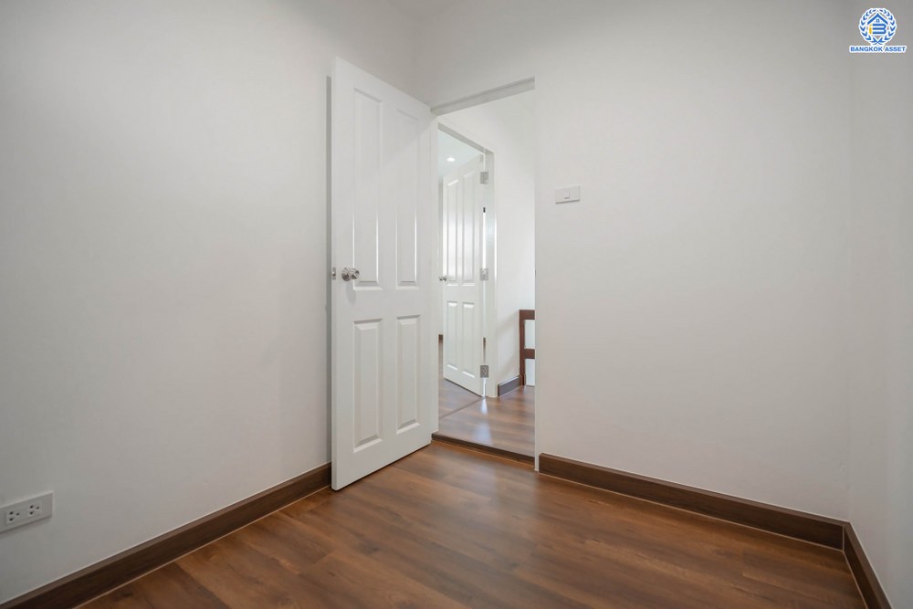 บ้านมือสองตกแต่งใหม่ โครงการ ดิเอมเมอรัลด์การ์เด้น ทวีวัฒนา เนื้อที่ 80 ตร.ว. ฟังก์ชัน 4 ห้องนอน 3 ห้องน้ำ จอดรถได้ 2 คัน บนทำเลศักยภาพเชื่อมต่อหลายเส้นทาง ทั้ง ถนนทวีวัฒนา, ถนนพุทธมณฑลสาย4, ถนนบรมราชชนนี ใกล้เซ็นทรัลปิ่นเกล้า และมหาวิทยาลัยมหิดล